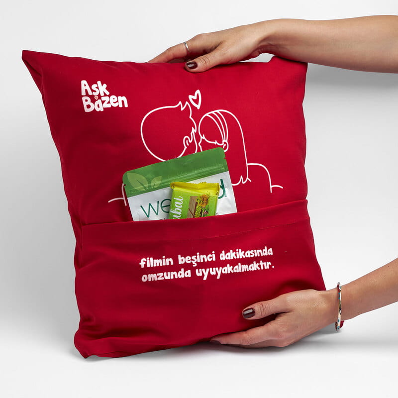 Sevgiliye Özel Aşk Bazen Cepli Kırlent Yastık