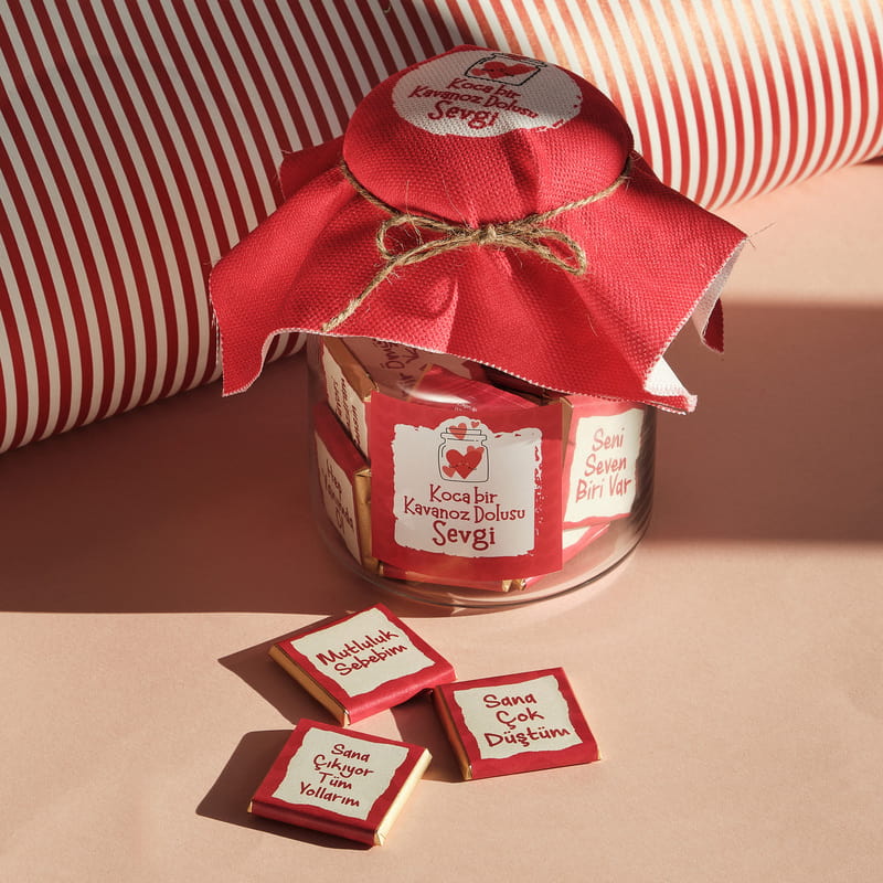 Sevgiliye Özel Mesajlı 16’lı Sevgi Çikolata Kavanozu