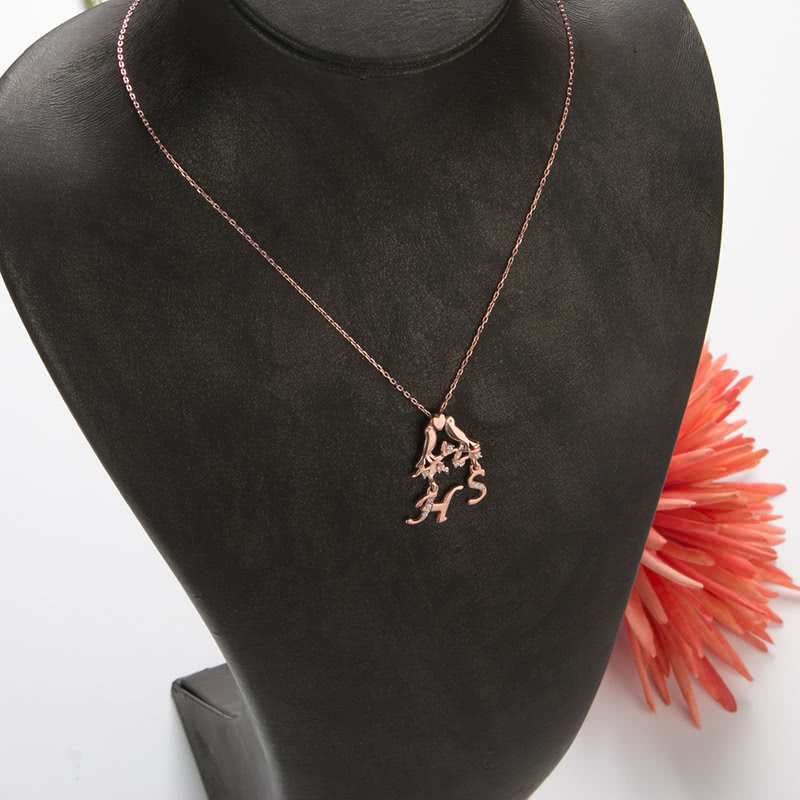 Sevgililere Özel Baş Harf Yazılı Rose Gümüş Kolye