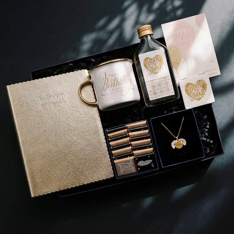 Işıltılı Yeni Yaş Dilekleri Kız Arkadaş Doğum Günü Kutusu