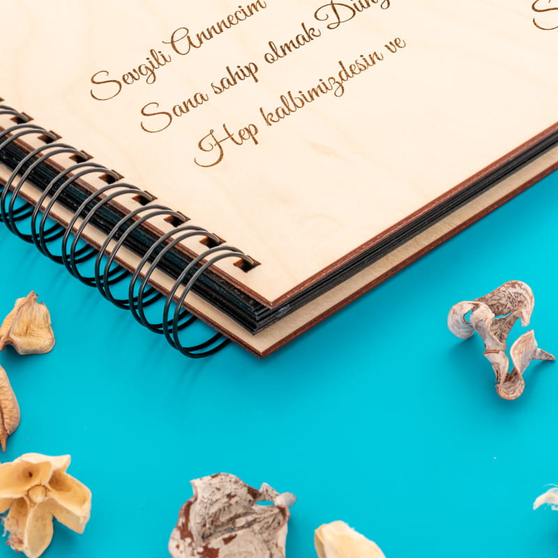 Ahşap Kapaklı Albüm Arma İçinde Aile İsmi İşlemeli