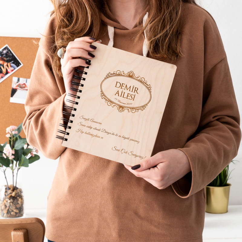 Ahşap Kapaklı Albüm Arma İçinde Aile İsmi İşlemeli