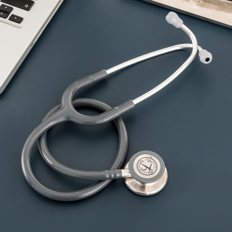 Аппарат слушать легкие. Littmann Classic III серый. Тонометр и стетоскоп Литман. Прослушивание лёгких стетоскопом. Приспособления доктора.