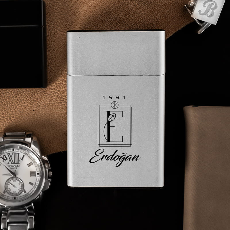 Minimal Harf İşlemeli İsim ve Tarih Yazılı Metal Tabaka