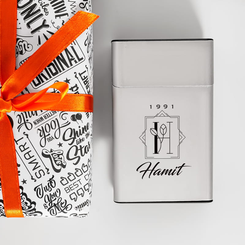 Minimal Harf İşlemeli İsim ve Tarih Yazılı Metal Tabaka