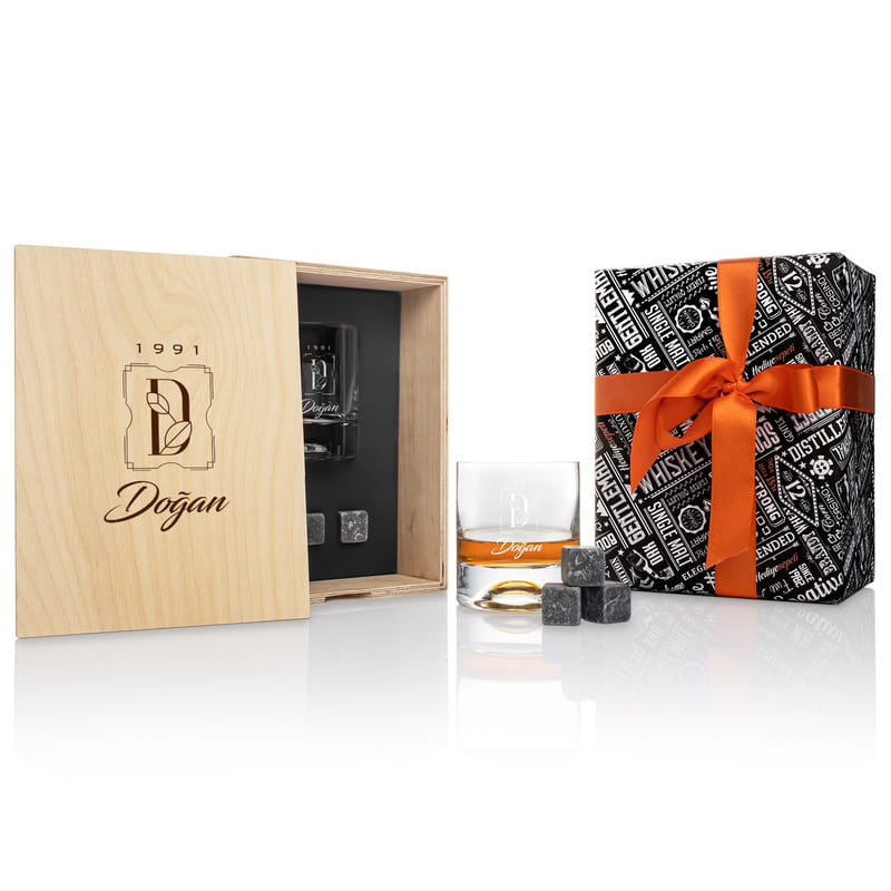 Minimal Harf İşlemeli Tarih Yazılı Ahşap Kutulu Viski Kadeh Seti