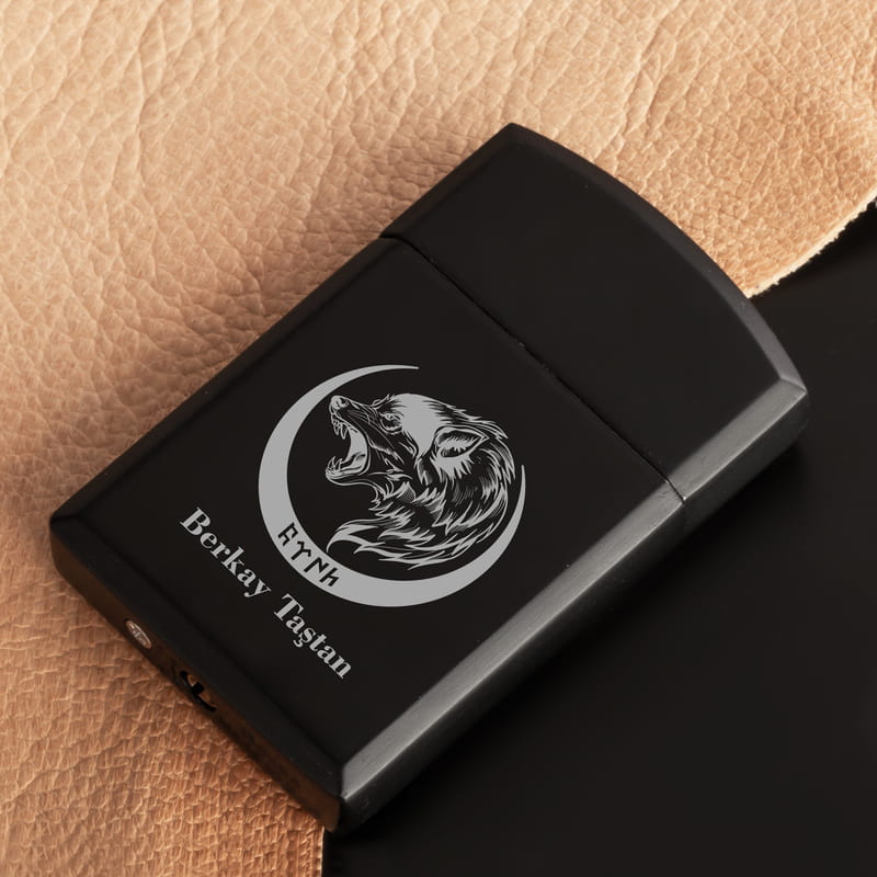 Etnik Kurt Desenli Göktürkçe İsme Özel Siyah Çakmak