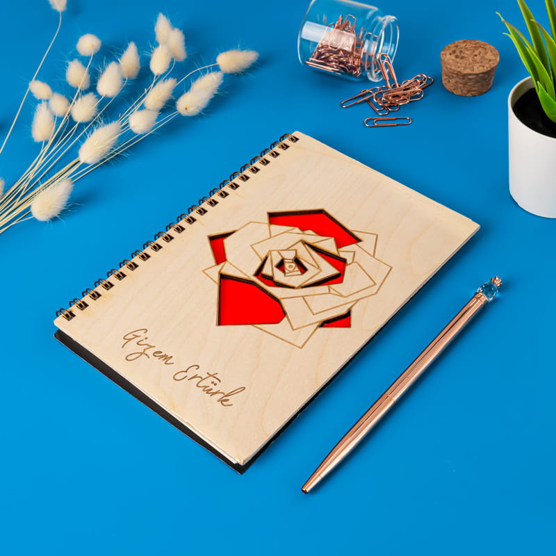 Geometrik Çiçek Tasarılı İsme Özel Ahşap Kapaklı Defter