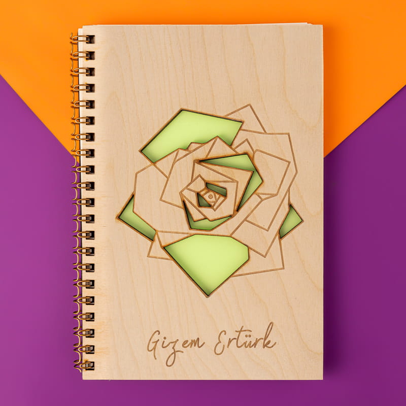 Geometrik Çiçek Tasarılı İsme Özel Ahşap Kapaklı Defter