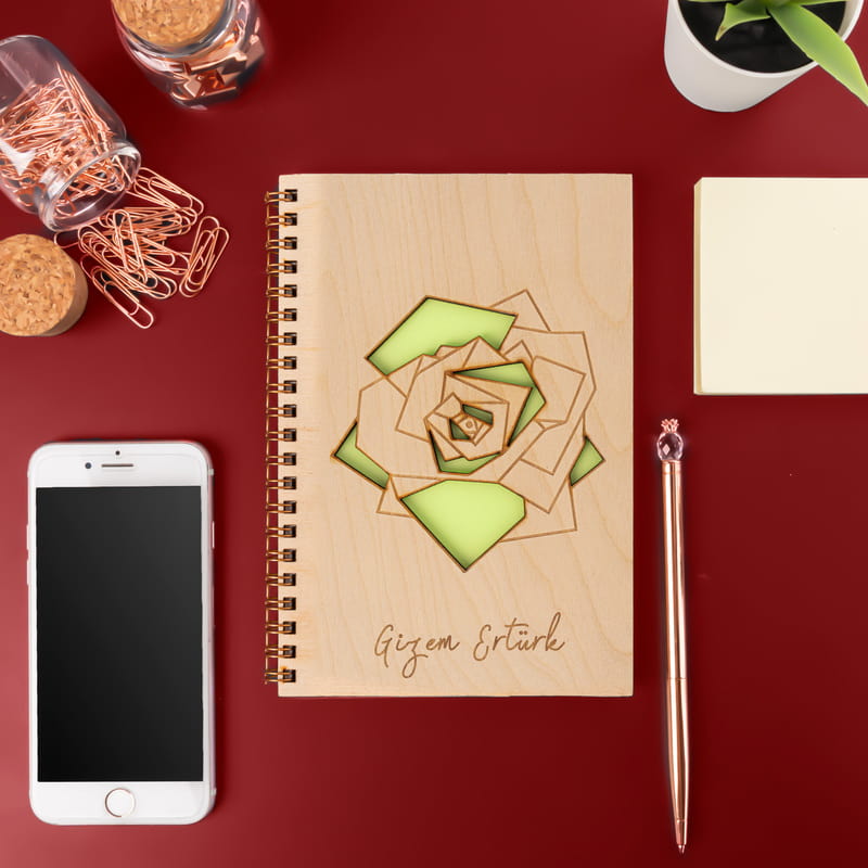 Geometrik Çiçek Tasarılı İsme Özel Ahşap Kapaklı Defter