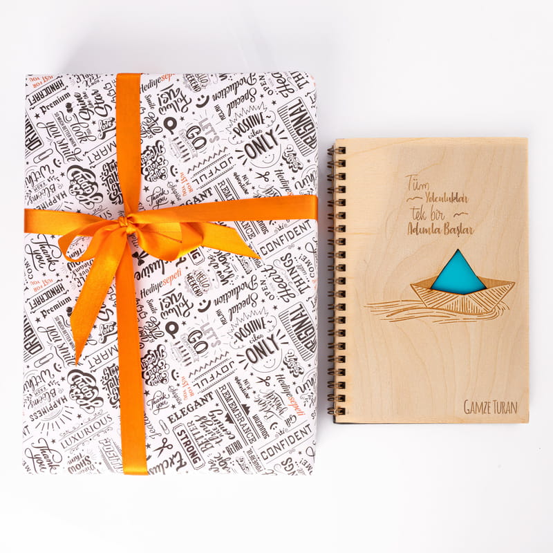 İsme Özel Hayallerine Yolculuk Tasarımlı Ahşap Kapaklı Defter