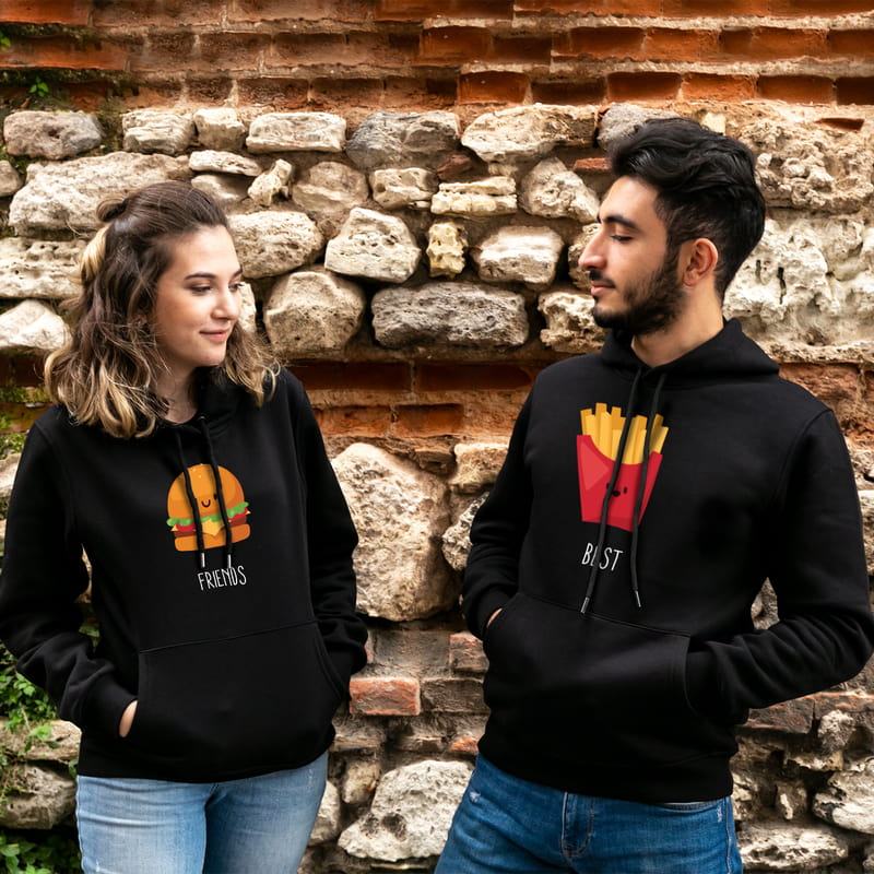 Birbirini Tamamlayan Arkadaşlara Esprili Kapşonlu Sweatshirt Kombini Birbirini Tamamlayan Arkadaşlara Esprili Kapşonlu Sweatshirt Kombini