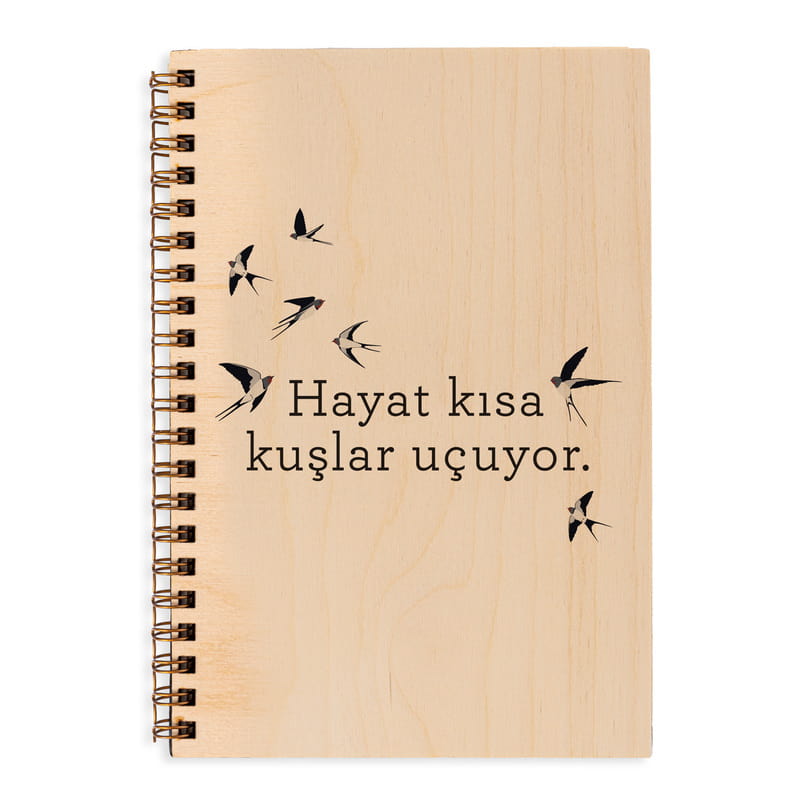 Hayat Kısa Kuşlar Uçuyor Tasarımlı Ahşap Kapaklı Defter Hediye Sepeti Hayat Kısa Kuşlar Uçuyor Tasarımlı Ahşap Kapaklı Defter Hediye Sepeti