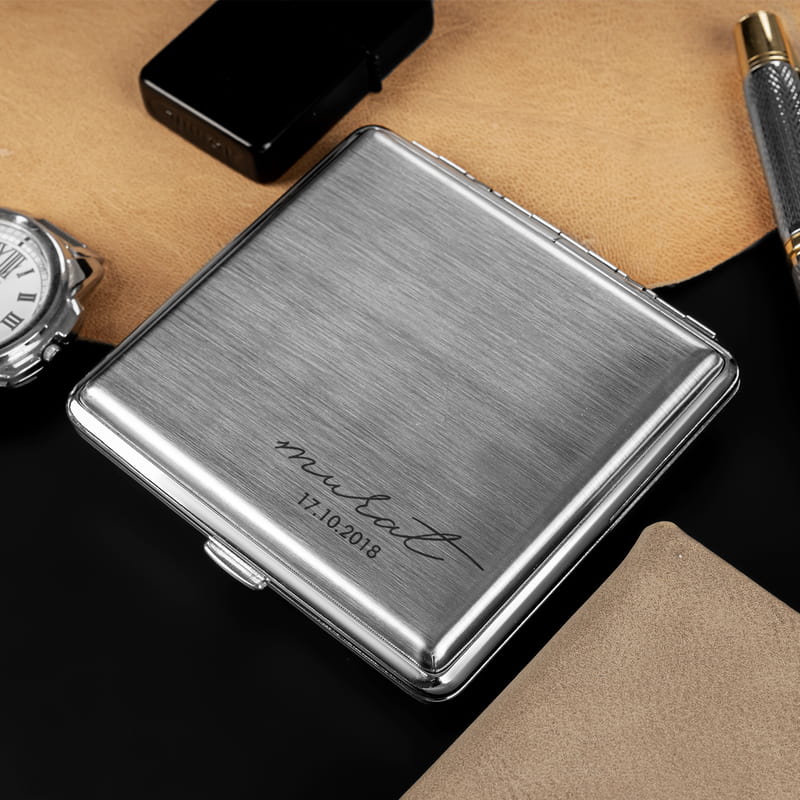 İsminize Özel Minimal İmza Tasarımlı Tarihli Metal Sigara Tabakası