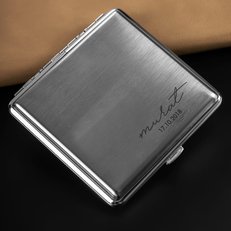 İsminize Özel Minimal İmza Tasarımlı Tarihli Metal Sigara Tabakası