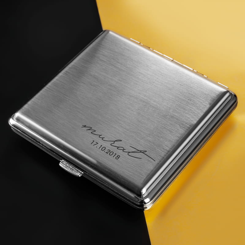 İsminize Özel Minimal İmza Tasarımlı Tarihli Metal Sigara Tabakası