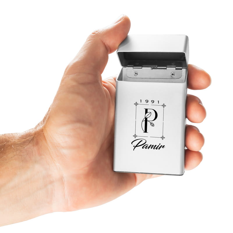 Minimal Harf İşlemeli İsim ve Tarih Yazılı Metal Tabaka