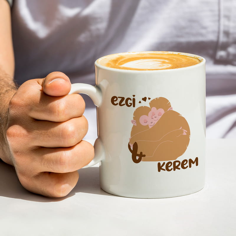 Sevgiliye Hediye Sarılan Aşık Maymunlar Kahve Kupası Hediye Sepeti