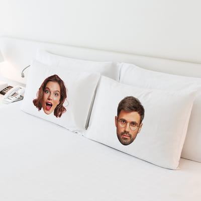 Bir Yastıkta Kocayanlara Koca Kafalar Karikatür Görünümlü 2li Yastık Kılıfı Seti