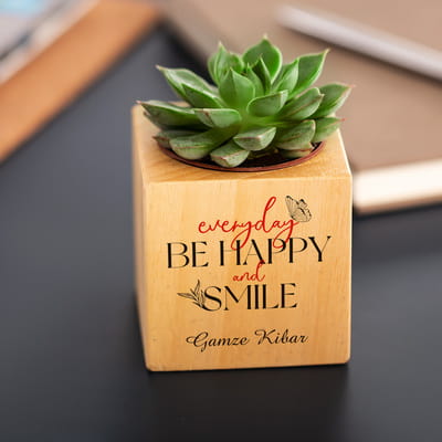 İsim Yazılı Everyday Be Happy And Smile Tasarımlı Sukulent Ahşap Saksı