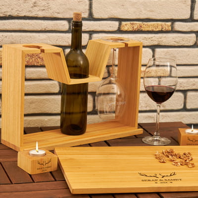 Minimal Geyik Tasarımlı Ahşap Şarap Standı - İsim Yazılı 2li Kadeh ve Mumluk Seti