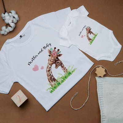 Sevimli Anne ve Bebek Zürafalar Tasarımlı Tişört Body Kombini - %100 Pamuklu Kumaş