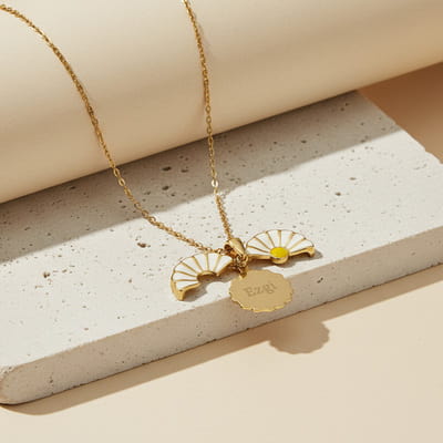 Açılır Kanatlı İsme Özel Papatya Kolye