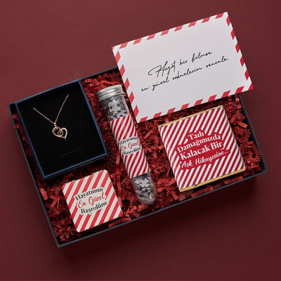 Kalbimin En Güzel Yerine 100 Dilde Aşk Kolyeli Hediye Kutusu