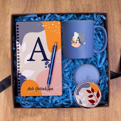 Kişiye Özel Ahşap Kapaklı Defter Kupa Tükenmez Kalem Metal Kokulu Mum Hediye Seti