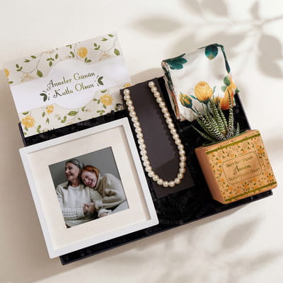 İncili Fular ve Fotoğraf Çerçeveli Anneler Günü Hediye Kutusu