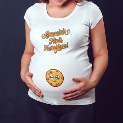 Annesinin Minik Kurabiyesi Tasarımlı İlk Anneler Günü Hediyesi Hamile Tişörtü - %100 Pamuklu Kumaş