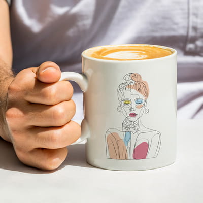 Line Art Düşünen Kız Tasarımlı Porselen Kahve Kupası